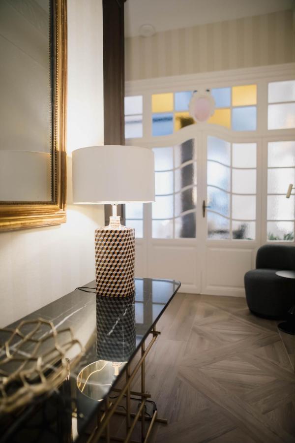 Myr Palacio Vallier บาเลนเซีย ภายนอก รูปภาพ A table lamp