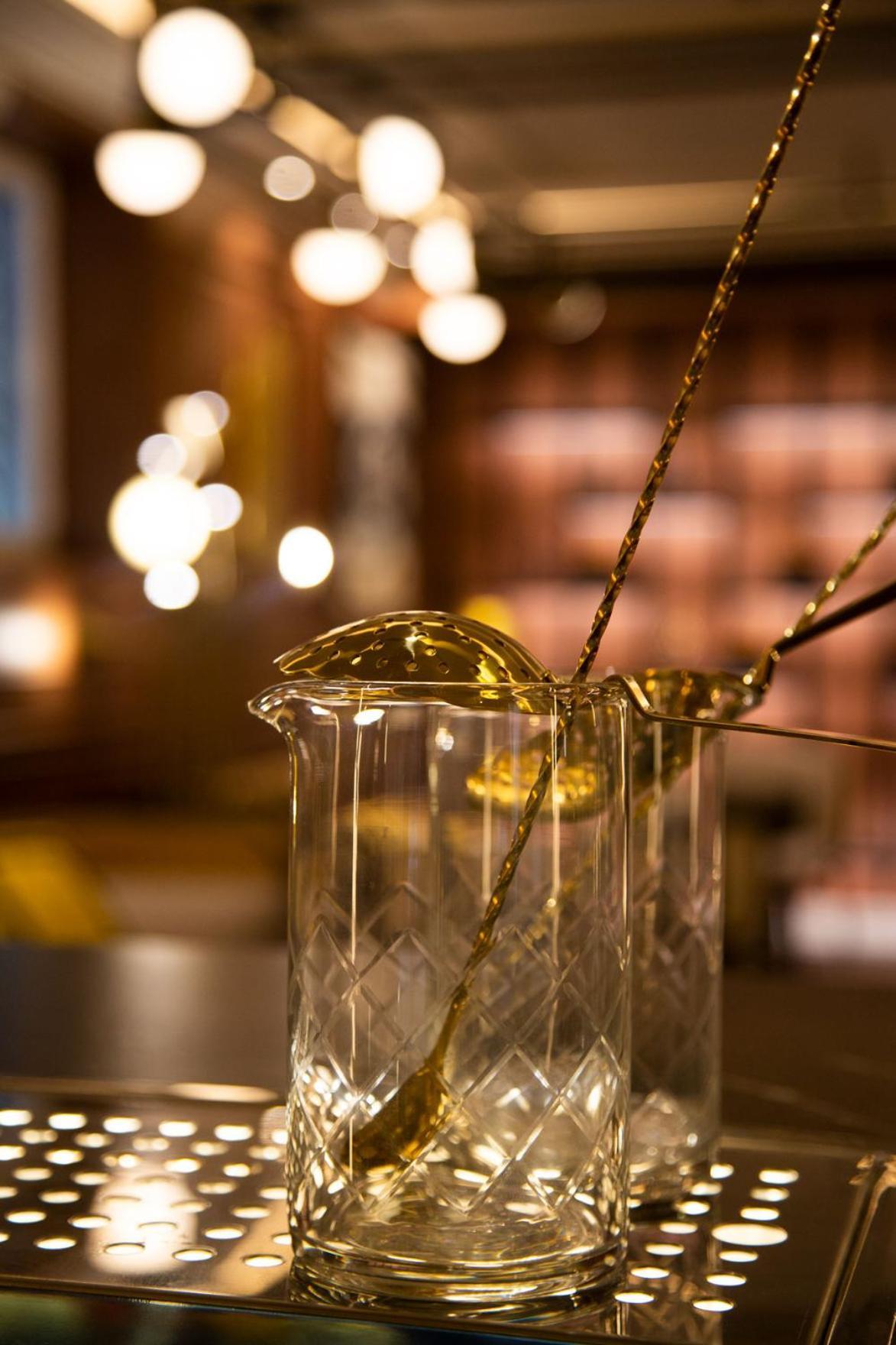 Myr Palacio Vallier บาเลนเซีย ภายนอก รูปภาพ Mixing a cocktail