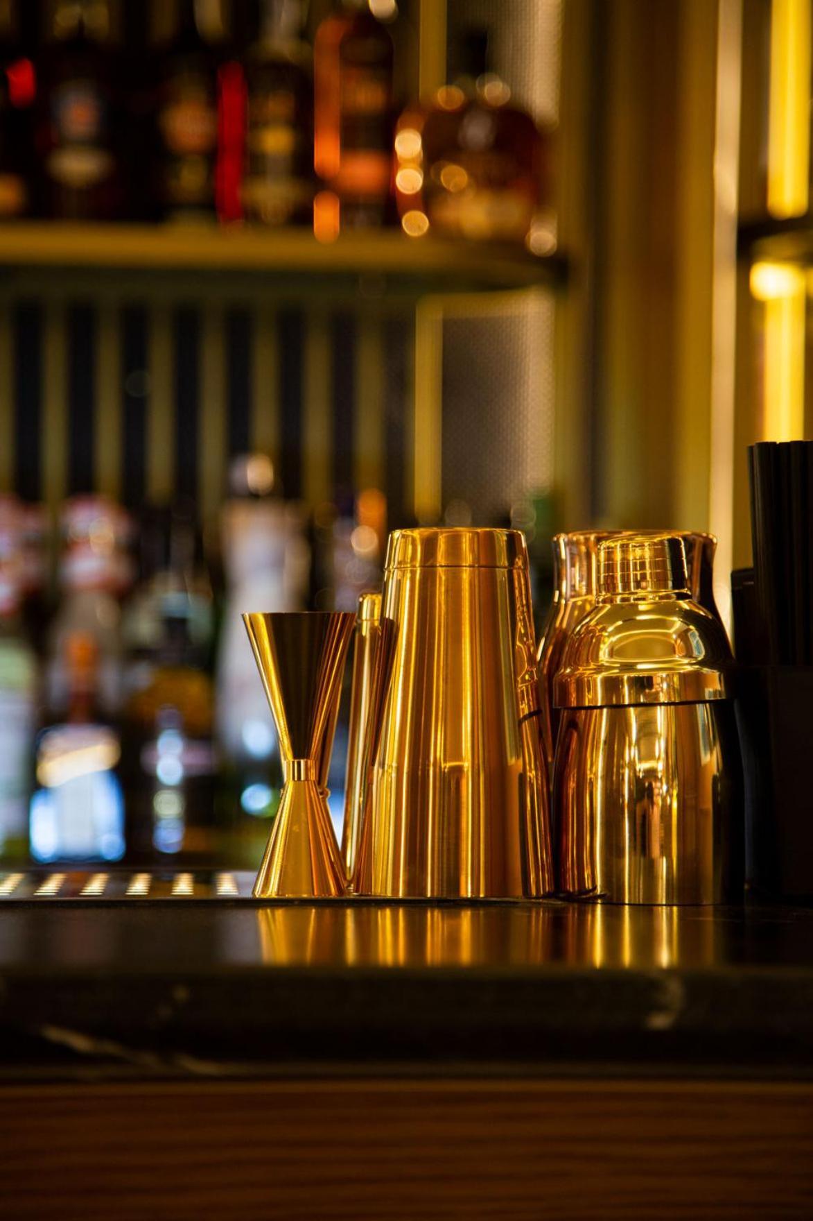Myr Palacio Vallier บาเลนเซีย ภายนอก รูปภาพ A jigger (left) and a cocktail shaker (right)
