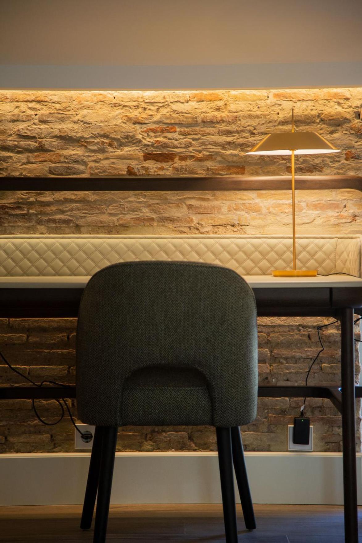 Myr Palacio Vallier บาเลนเซีย ห้อง รูปภาพ A chair