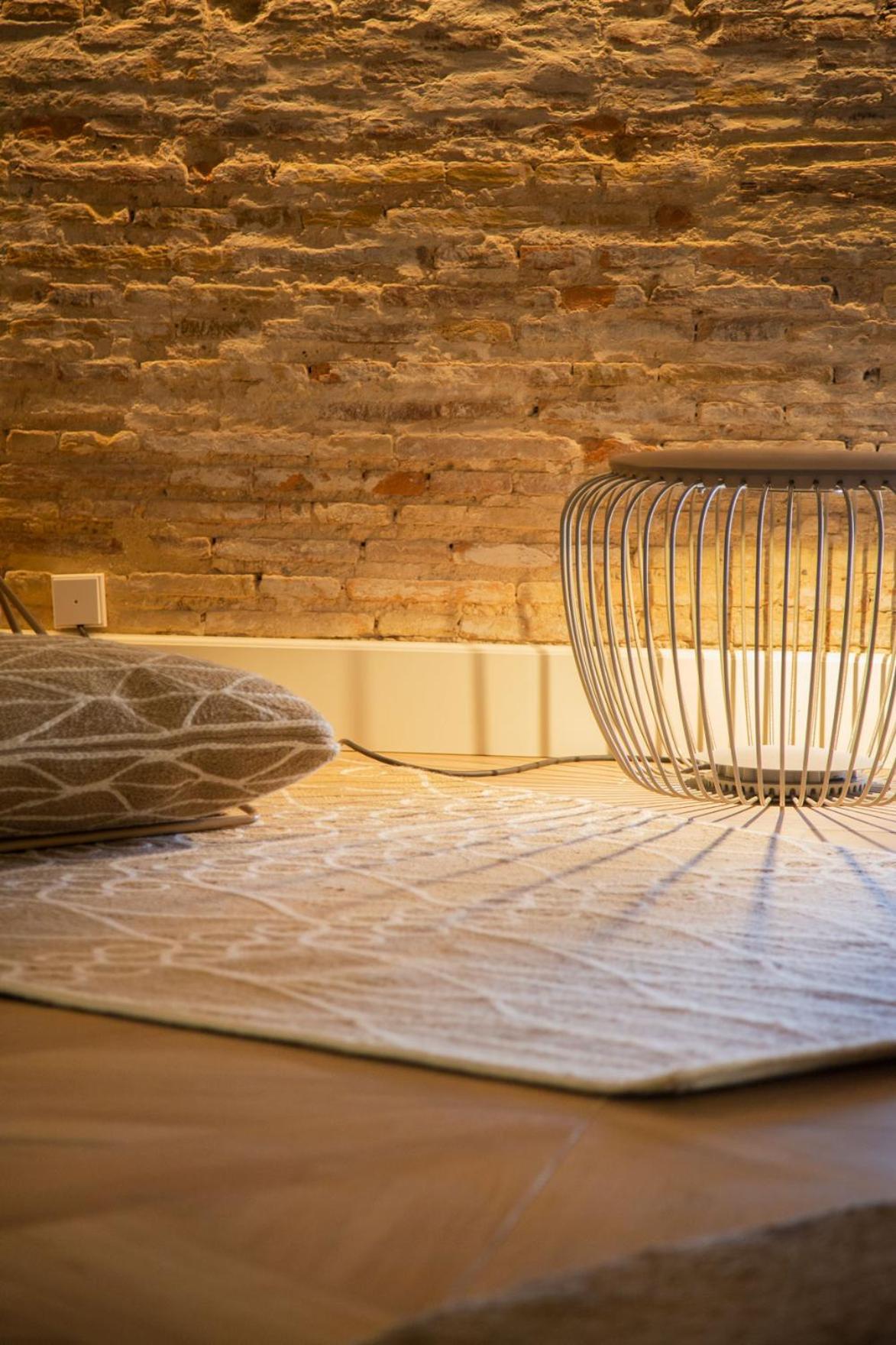 Myr Palacio Vallier บาเลนเซีย ห้อง รูปภาพ A lamp
