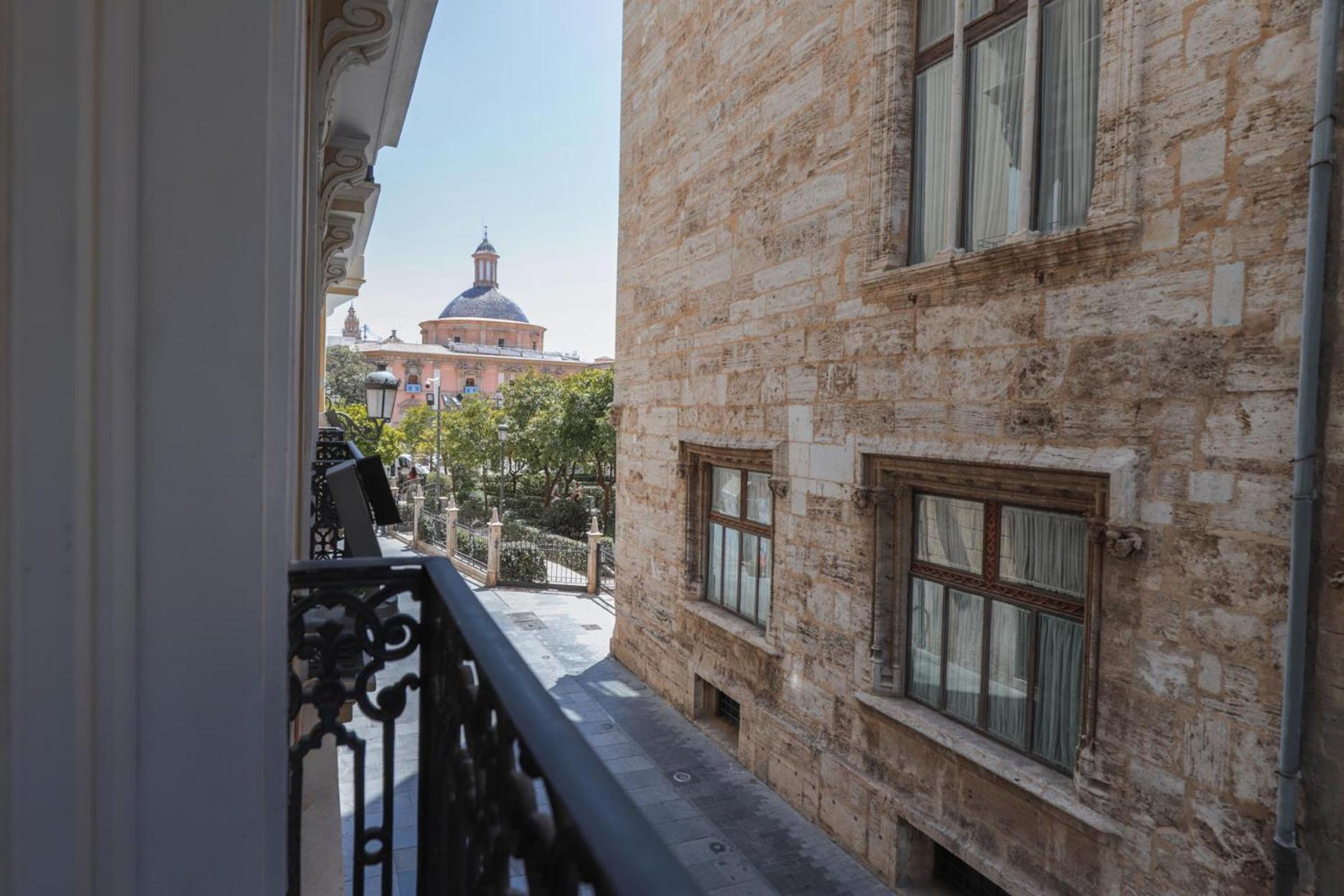 Myr Palacio Vallier บาเลนเซีย ภายนอก รูปภาพ View of the White Tower from the hotel